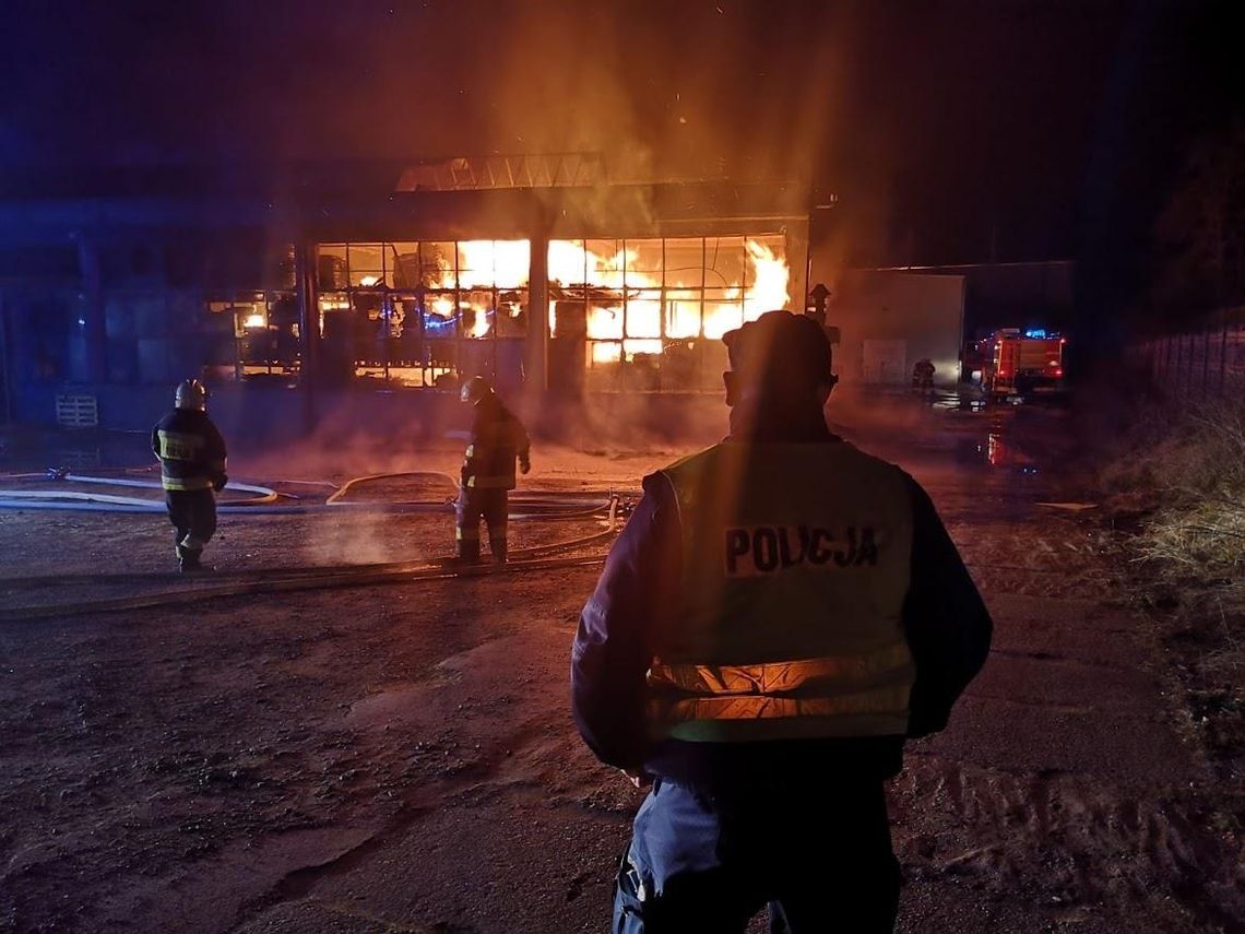 Pożar zakładu stolarskiego. W akcji strażacy również z Kędzierzyna-Koźla