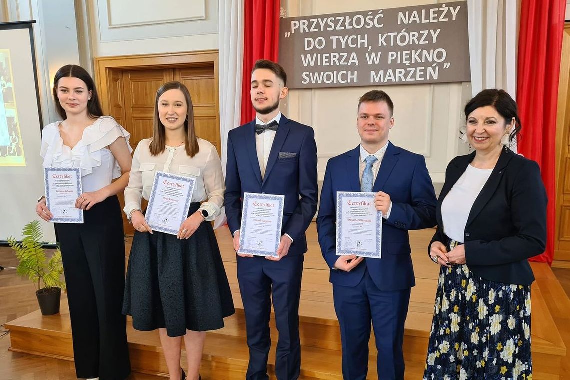 Pożegnanie maturzystów w I LO. Czterech uczniów wyróżniono szczególnie