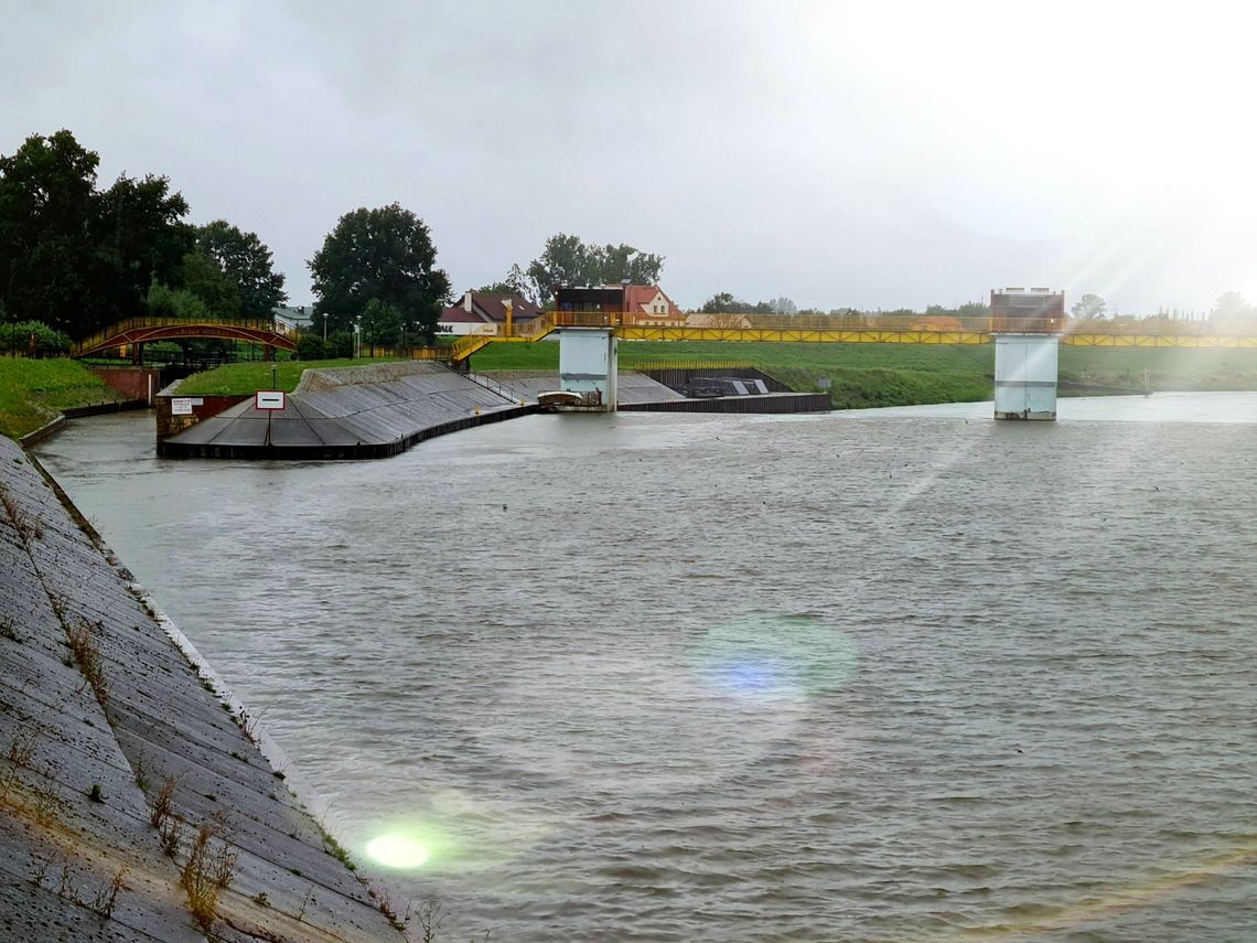 Poziom wody w Bierawce wciąż się podnosi ze względu na nocne opady deszczu