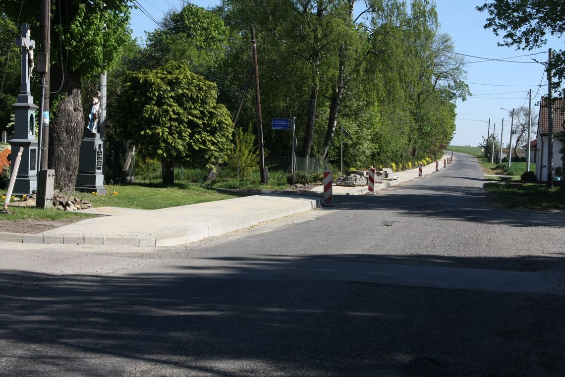 Prace na drodze Karchów–Borzysławice przebiegają zgodnie z planem. ZDJĘCIA