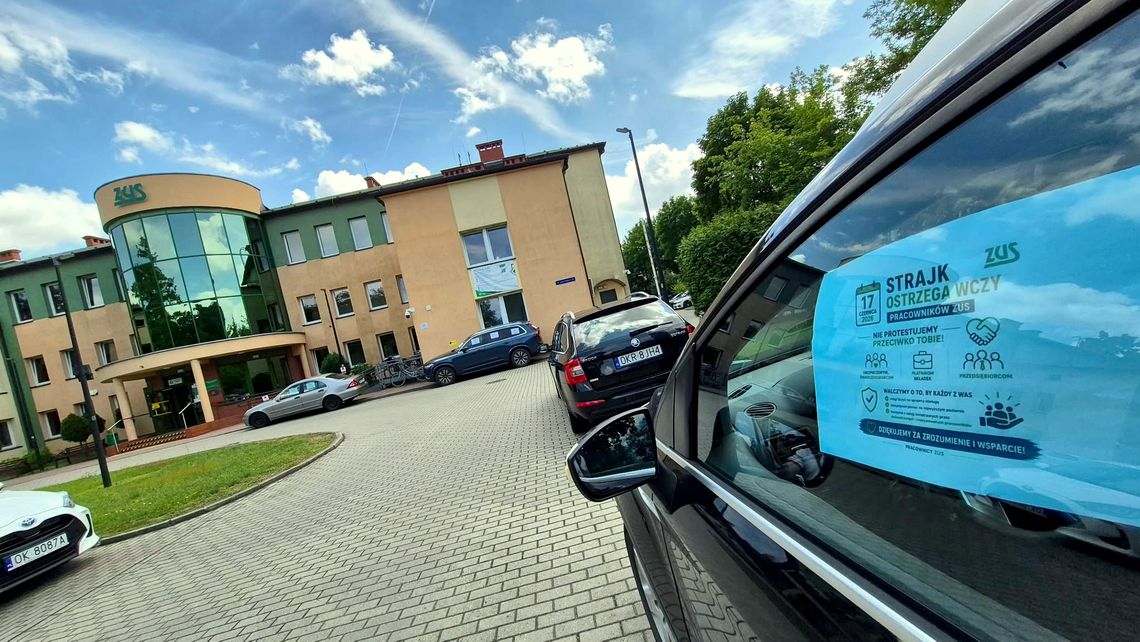 Pracownicy ZUS protestowali także w Kędzierzynie-Koźlu. Dwugodzinny strajk ostrzegawczy. ZDJĘCIA