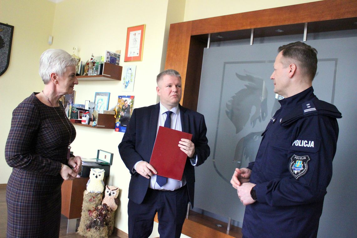 Pracownik banku uratował mieszkańca Kędzierzyna-Koźla przed oszustami Pracownik banku uratował mieszkańca Kędzierzyna-Koźla przed oszustami