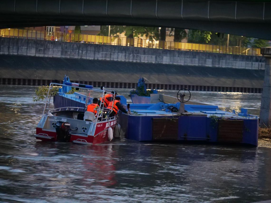 Prąd Odry porwał barkę. Interweniowali strażacy