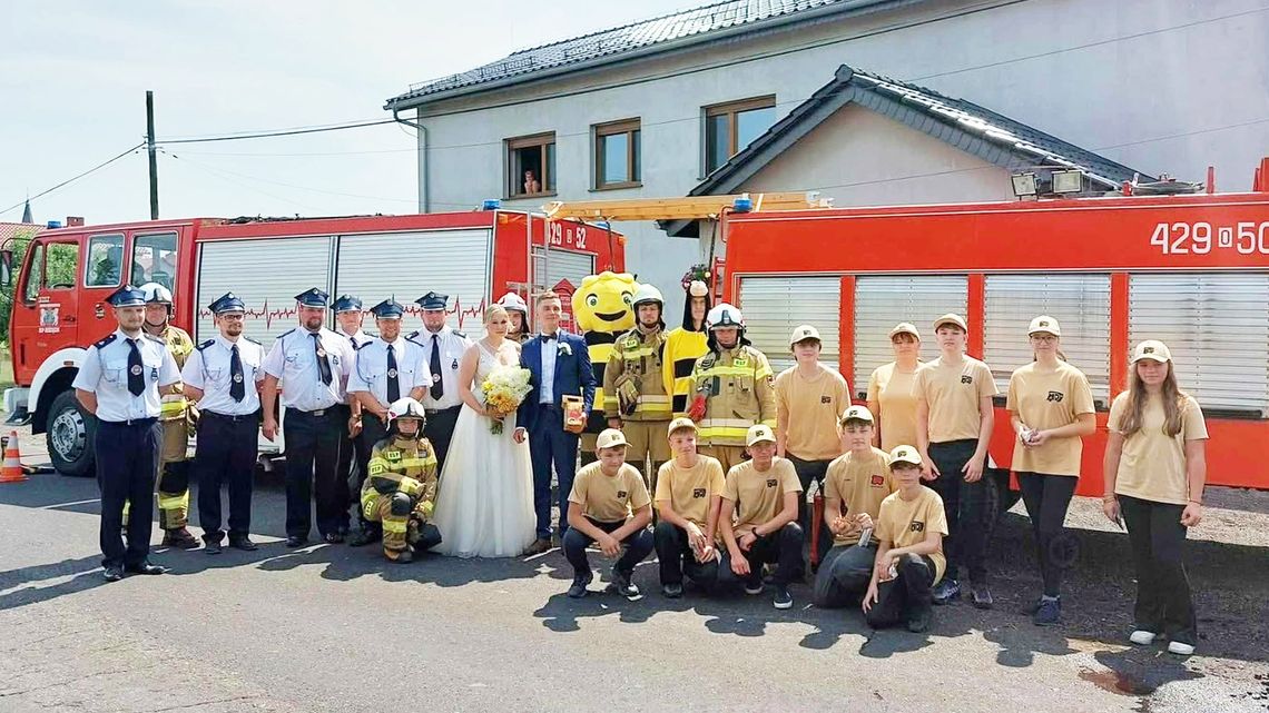Prezes OSP Gościęcin w wyjątkowej roli. Strażacy przygotowali mu bramę weselną. ZDJĘCIA Prezes OSP Gościęcin w wyjątkowej roli. Strażacy przygotowali mu bramę weselną. ZDJĘCIA