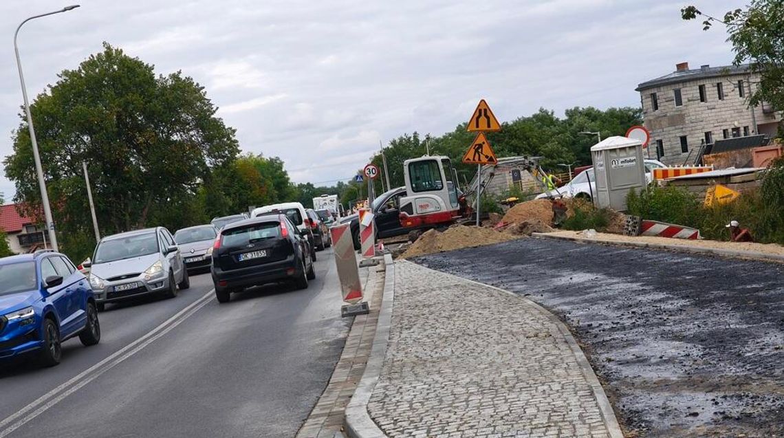 Problemy pod ziemią. Opóźnienie na budowie ścieżki z Piastów do Blachowni Problemy pod ziemią. Opóźnienie na budowie ścieżki z Piastów do Blachowni