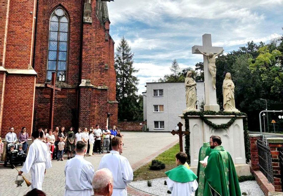 Proboszcz sławięcickiej parafii poświęcił odrestaurowany krzyż z 1871 r. ZDJĘCIA Proboszcz sławięcickiej parafii poświęcił odrestaurowany krzyż z 1871 r. ZDJĘCIA