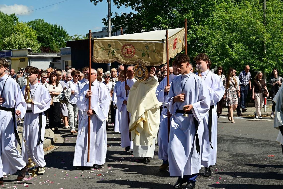 Procesje Bożego Ciała na ulicach Kędzierzyna-Koźla. ZDJĘCIA