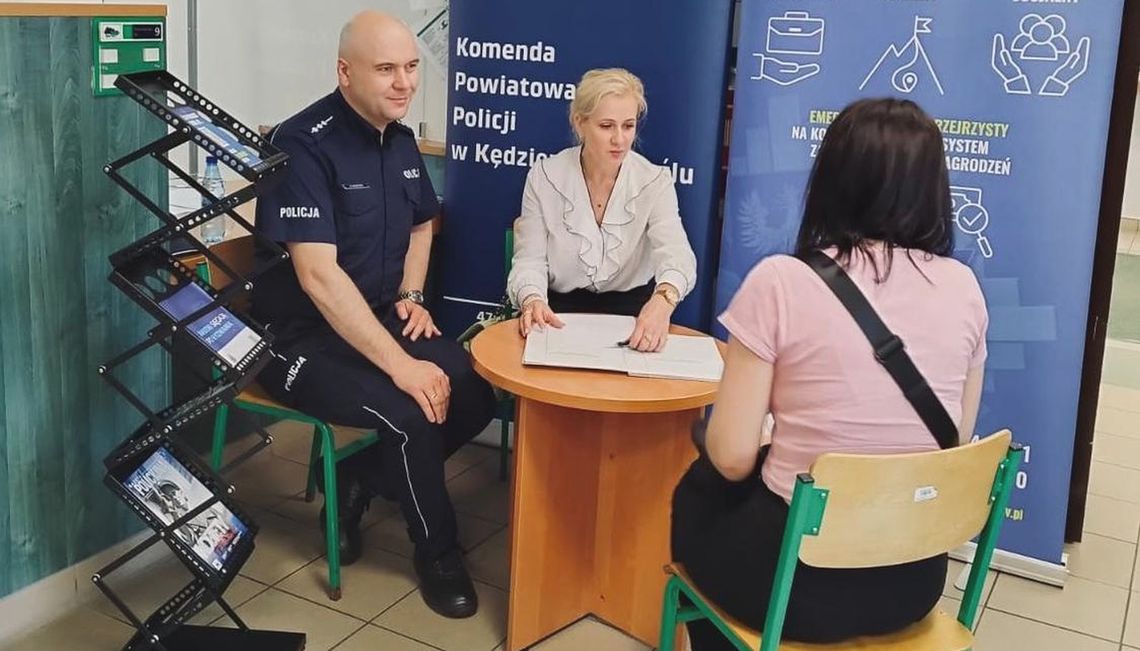 Promocja zawodu policjanta w powiatowym urzędzie pracy. Nabór do policji cały czas trwa