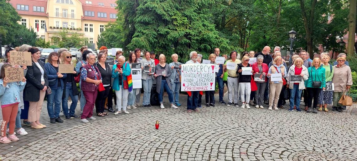 Protest "Ani jednej więcej" na Placu Rady Europy w Kędzierzynie-Koźlu. ZDJĘCIA
