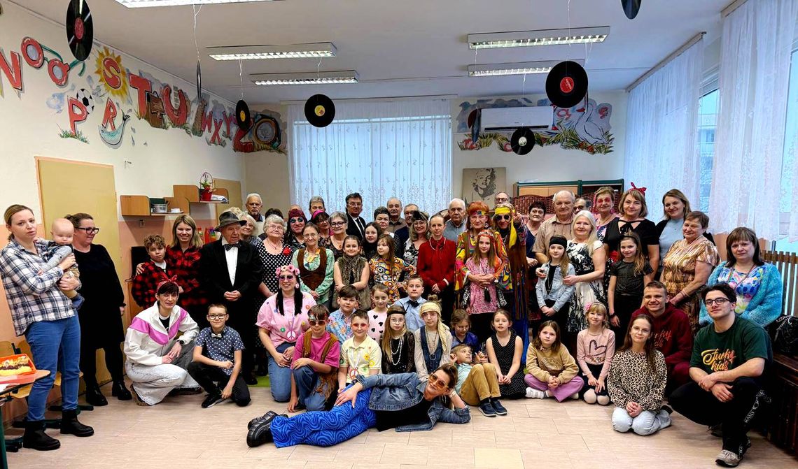 „Prywatka dla Babci i Dziadka”, czyli podróż do lat sześćdziesiątych. ZDJĘCIA „Prywatka dla Babci i Dziadka”, czyli podróż do lat sześćdziesiątych. ZDJĘCIA