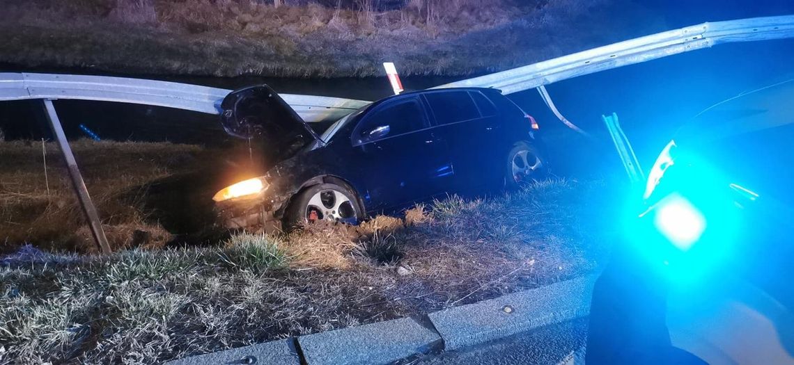 Przebił barierę i zawisł nad rzeką. Kierowca był pijany Przebił barierę i zawisł nad rzeką. Kierowca był pijany