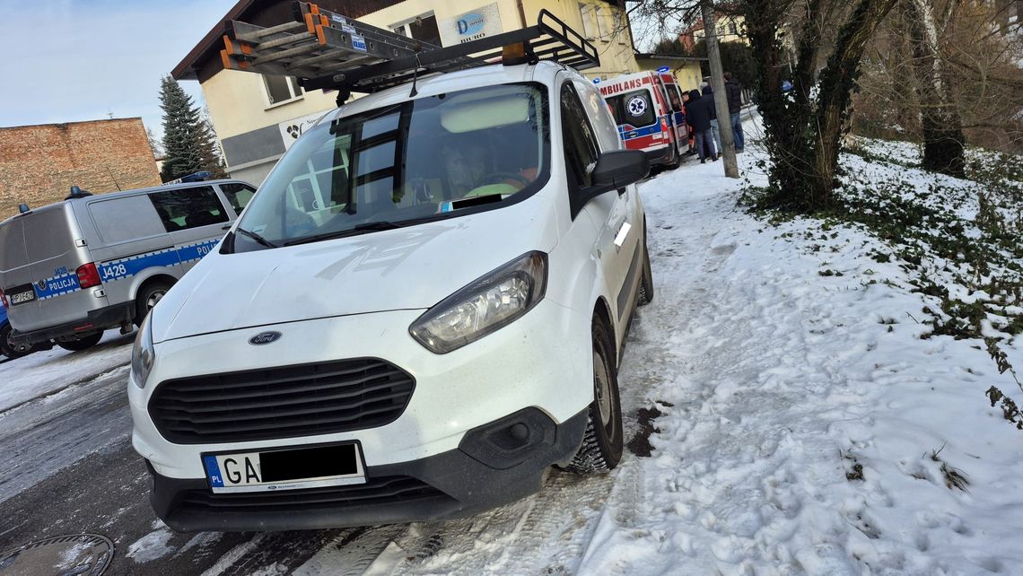 Przechodnie zauważyli nieprzytomnego mężczyznę w samochodzie i wezwali pomoc