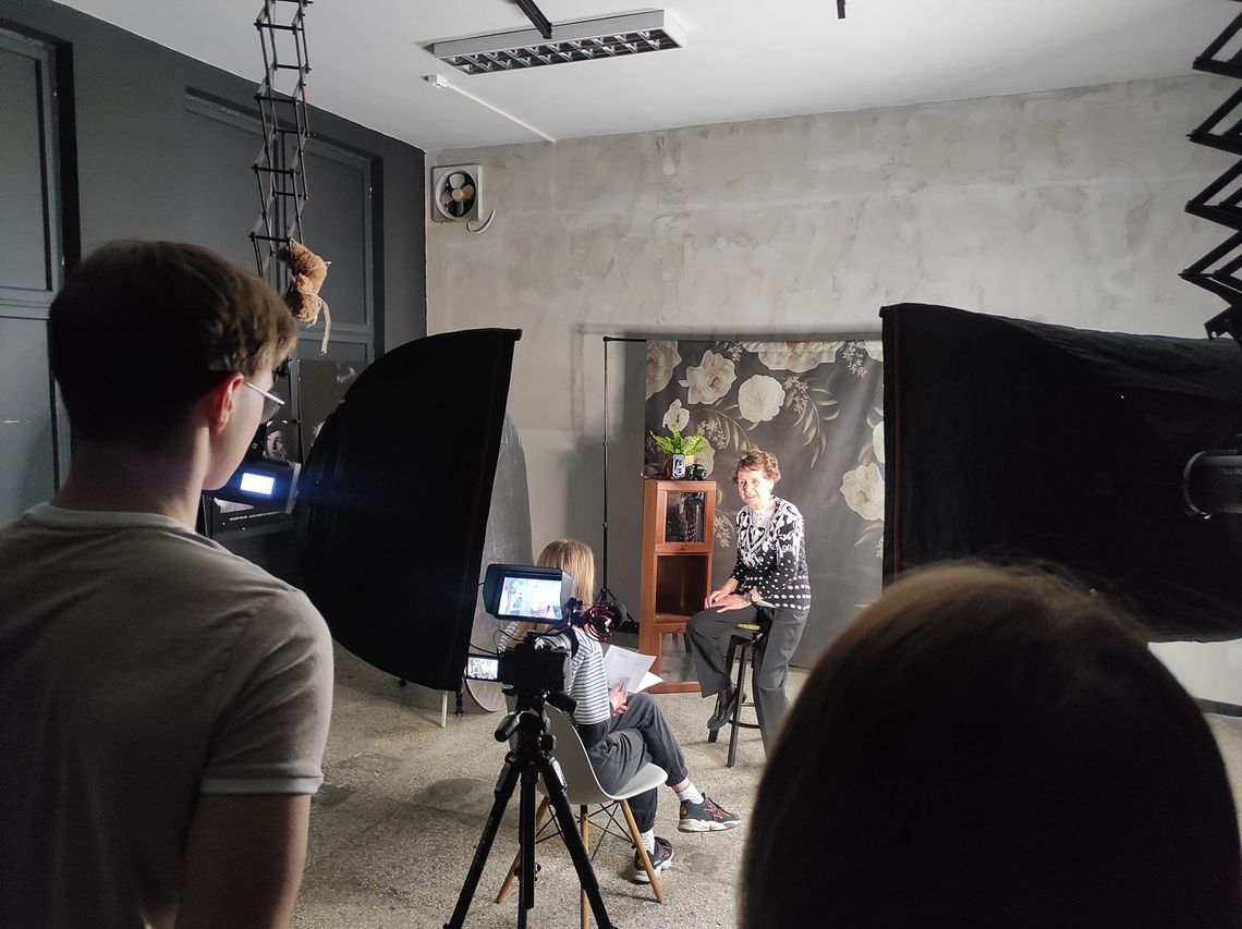 Przed obiektywem uczniów stanęły fotomodelki - seniorki Przed obiektywem uczniów stanęły fotomodelki - seniorki