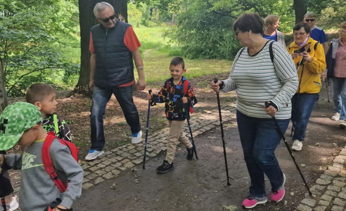 Przedszkolaki i dziadkowie na jednym szlaku