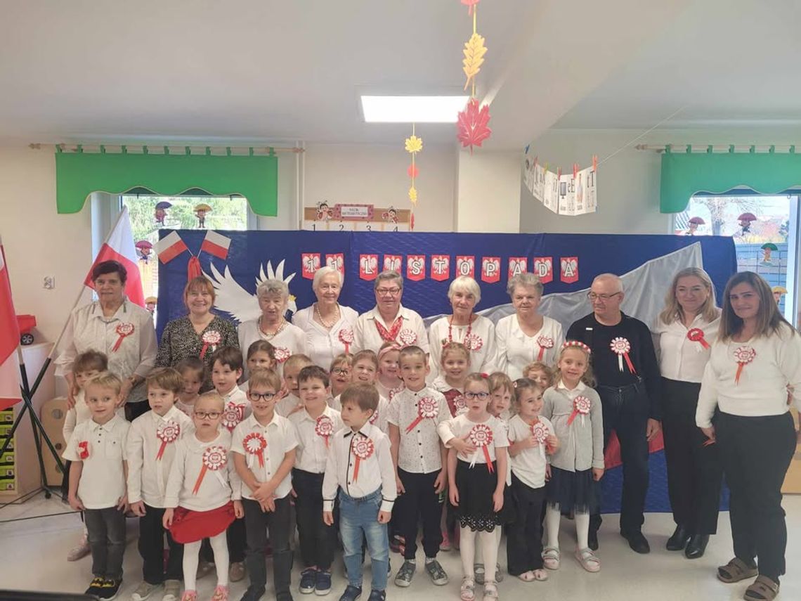 Przedszkolaki i seniorzy razem w akcji „Szkoła do hymnu”