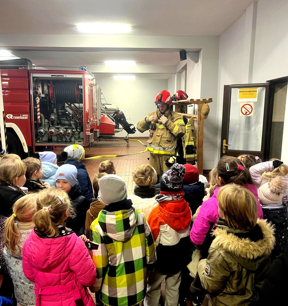 Przedszkolaki u strażaków. Maluchy dowiedziały się, jak wygląda codzienna służba druhów