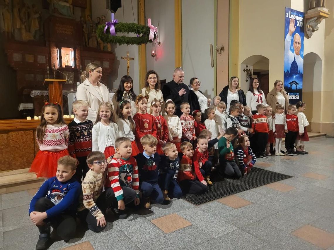 Przedszkolaki wprowadziły Kłodnicę w świąteczny klimat. ZDJĘCIA Przedszkolaki wprowadziły Kłodnicę w świąteczny klimat. ZDJĘCIA