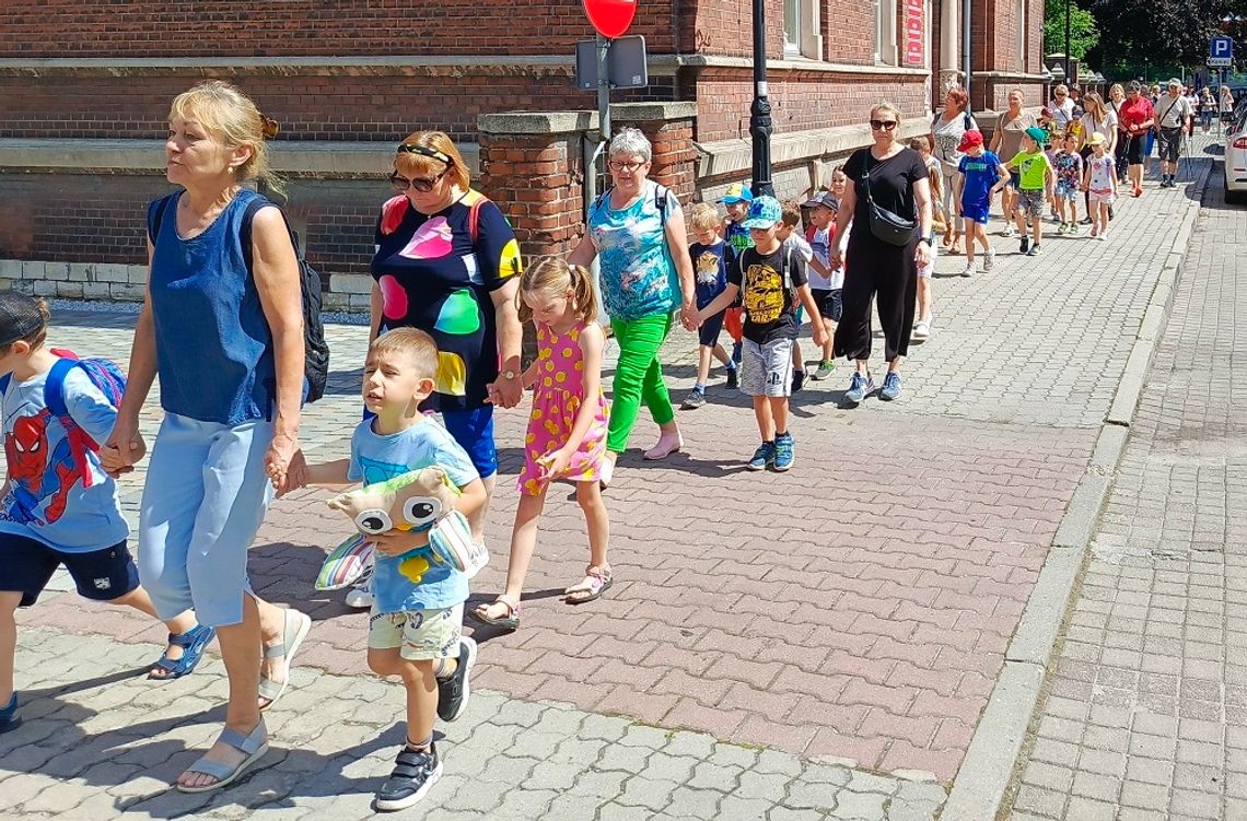 Przedszkolaki z Koźla zabrały seniorów na spacer po zdrowie. ZDJĘCIA