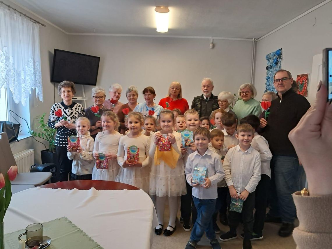 Przedszkolaki z "Piątki" z wizytą w DDP "Pod Brzozą" z okazji Dnia Babci i Dziadka. ZDJĘCIA Przedszkolaki z "Piątki" z wizytą w DDP "Pod Brzozą" z okazji Dnia Babci i Dziadka. ZDJĘCIA