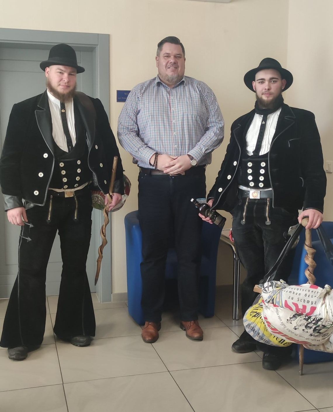 Przemierzają kraje i regiony, by poznać fach, ludzi i ich kulturę