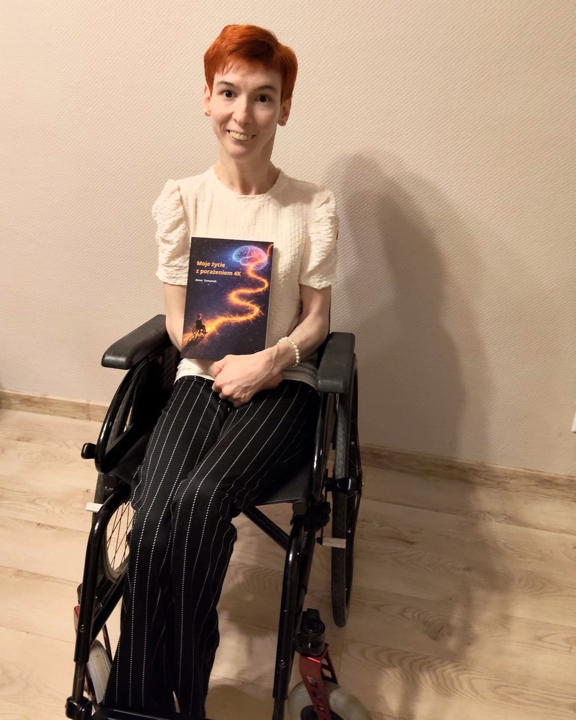 Przez dwa lata pisała książkę nosem. Anna Tomanek mimo znacznej niepełnosprawności spełniła marzenie