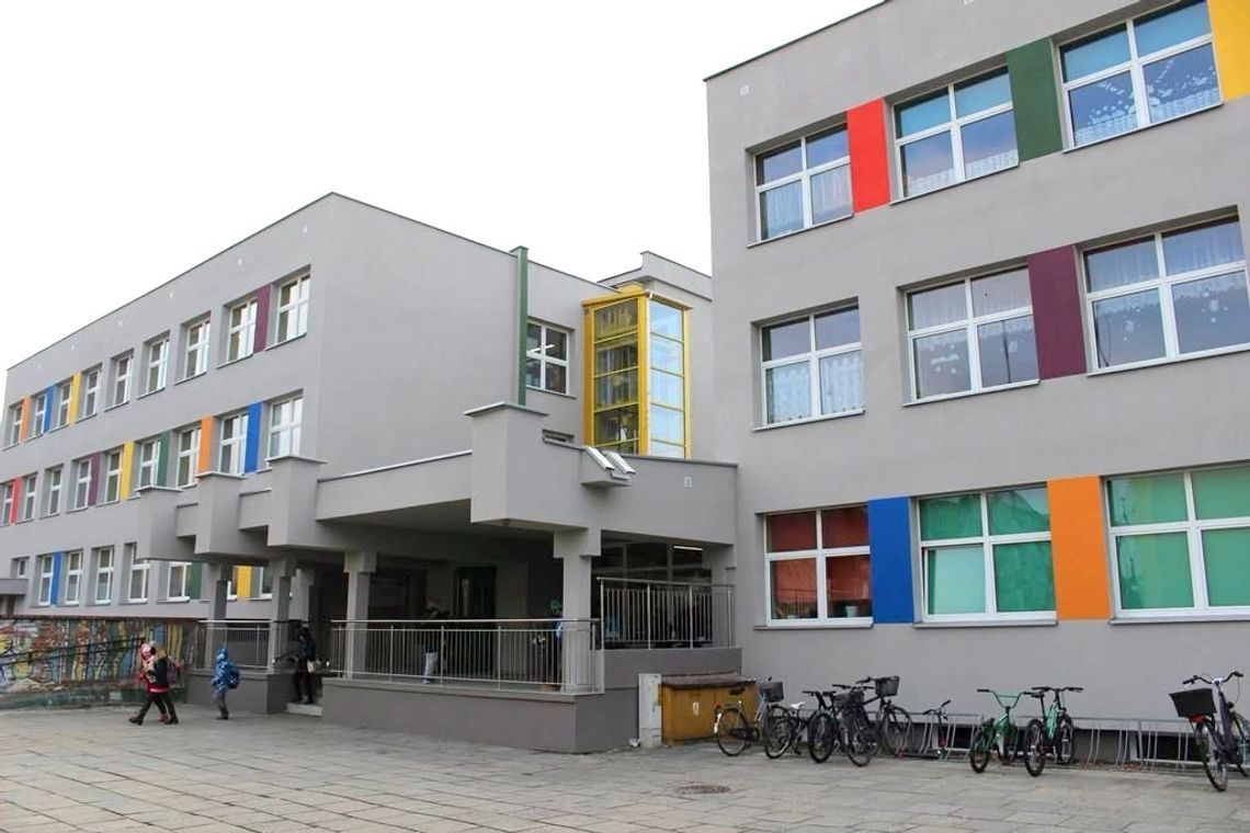 Przy PSP nr 19 stanie wiata edukacyjna. Dzięki „Zielonej Klasie” zajęcia będą na świeżym powietrzu Przy PSP nr 19 stanie wiata edukacyjna. Dzięki „Zielonej Klasie” zajęcia będą na świeżym powietrzu