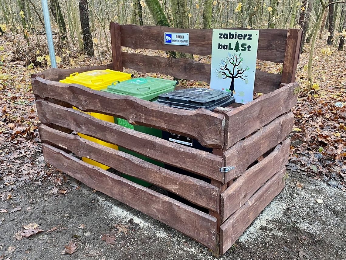 Przy ścieżkach powstaną punkty na śmieci znalezione w lesie Przy ścieżkach powstaną punkty na śmieci znalezione w lesie