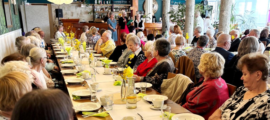 Przy wspólnym stole nie zabrakło rozmów, wspomnień i serdecznych życzeń.