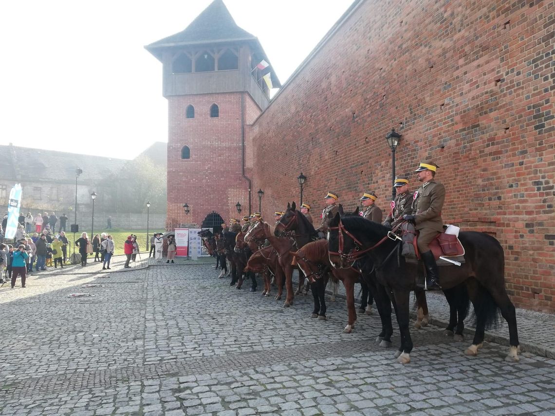 Przybyli ułani pod... muzeum. Defilada ulicami Koźla