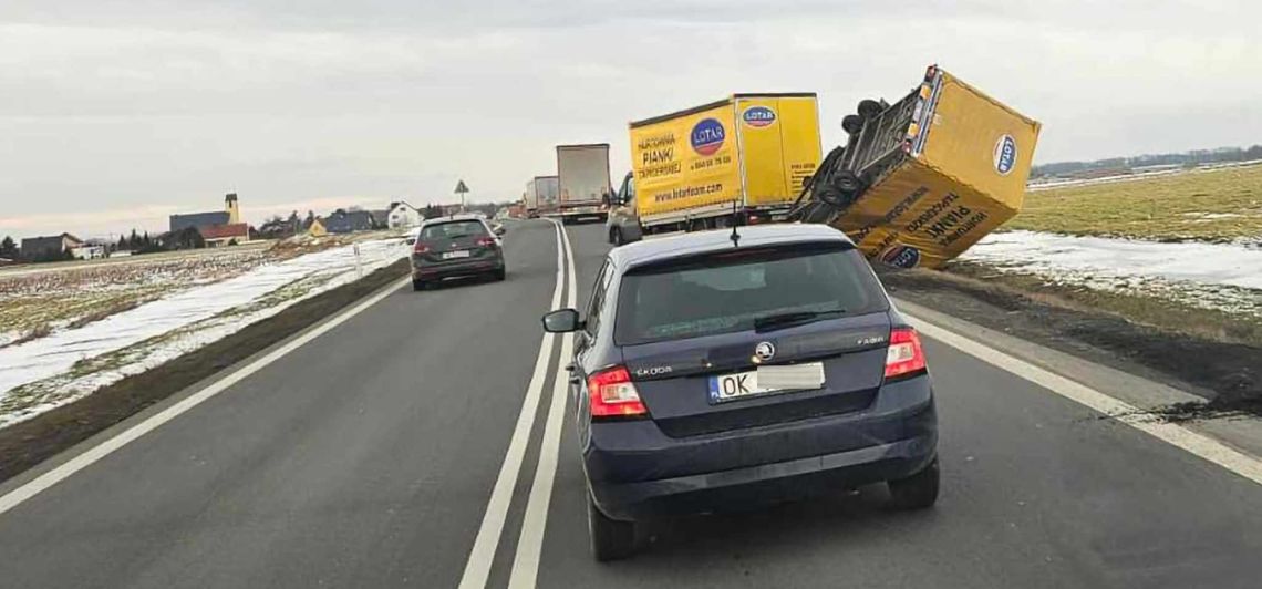 Przyczepa dostawczego samochodu przewrócona przez podmuch wiatru
