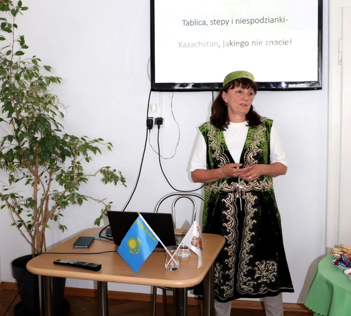 Przyjechała ze wschodu opowiedzieć seniorom o Kazachstanie. ZDJĘCIA