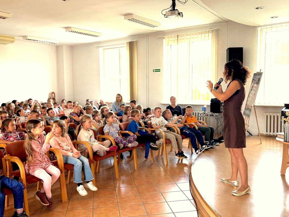 Pszczoły, książki i rój pytań. Niezwykłe spotkanie uczniów z pisarką w bibliotece. ZDJĘCIA