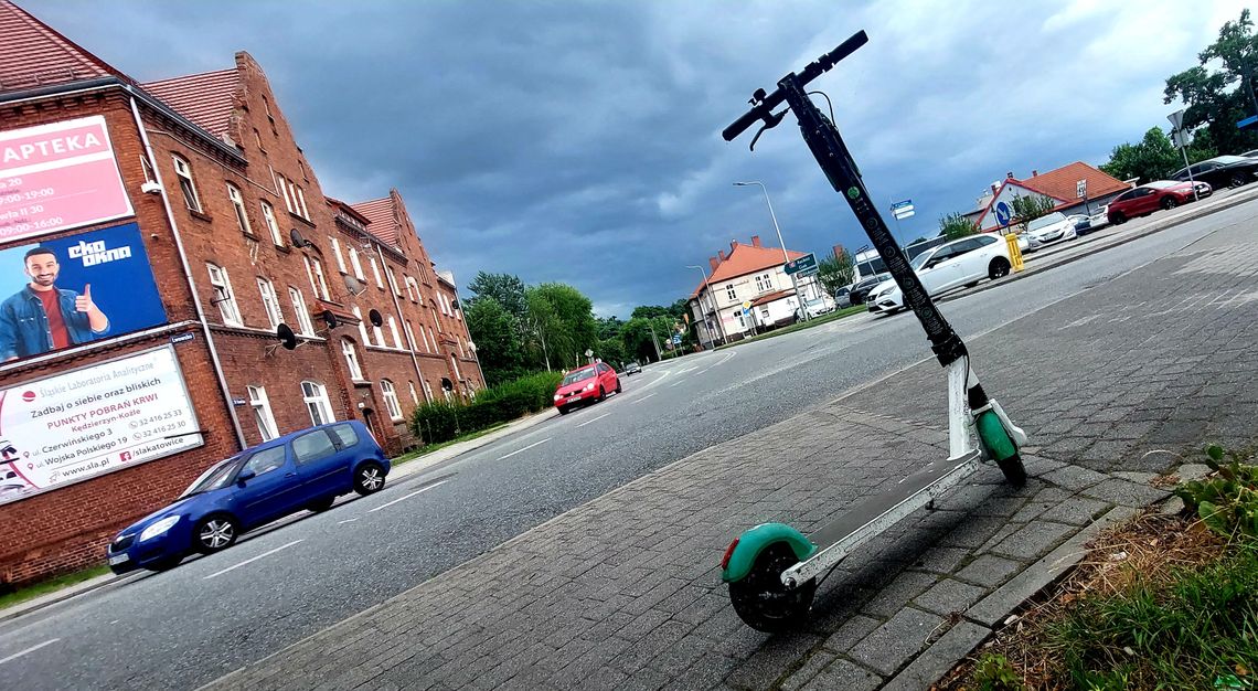 Radny chce, żeby straż miejska egzekwowała prawidłowe parkowanie hulajnóg