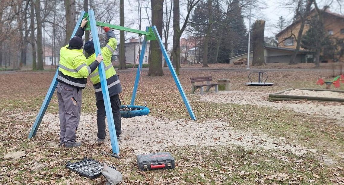 Remont placu zabaw i nowe nasadzenia w kozielskim parku nad Odrą