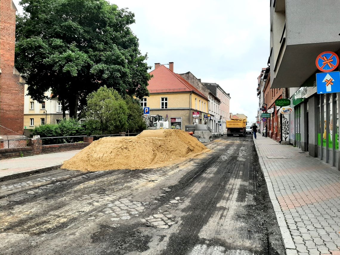 Remonty ulic na kozielskiej starówce. Jeden już kończą, następny zaczęli