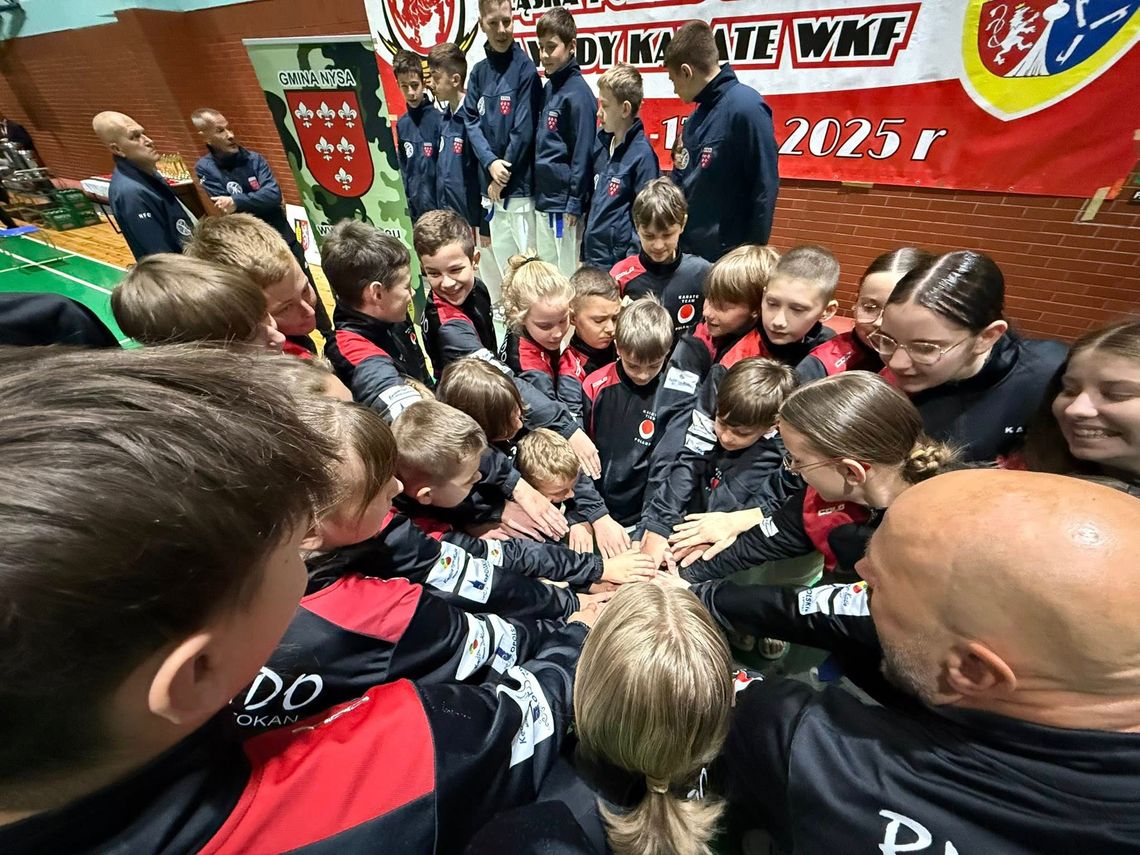 Reprezentanci BUSHIDO Karate Shotokan z workiem medali. ZDJĘCIA