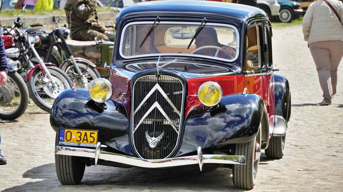 Retro pojazdy w centrum uwagi. Rozpoczęcie sezonu miłośników pojazdów zabytkowych. ZDJĘCIA