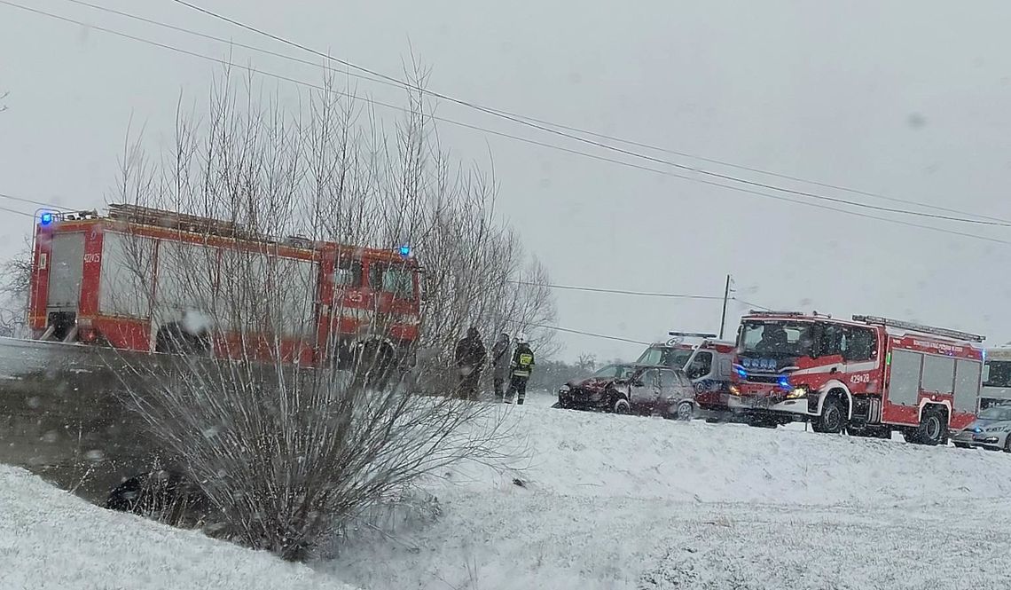Czołowe zderzenie dwóch osobówek w Landzmierzu. Uważajcie na drogach! Czołowe zderzenie dwóch osobówek w Landzmierzu. Uważajcie na drogach!