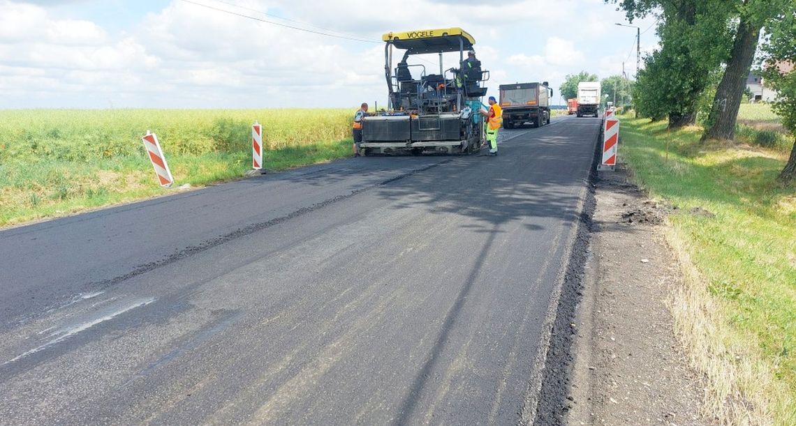 Robota pali im się w rękach. Drogowcy remontują ważną drogę na styku gmin