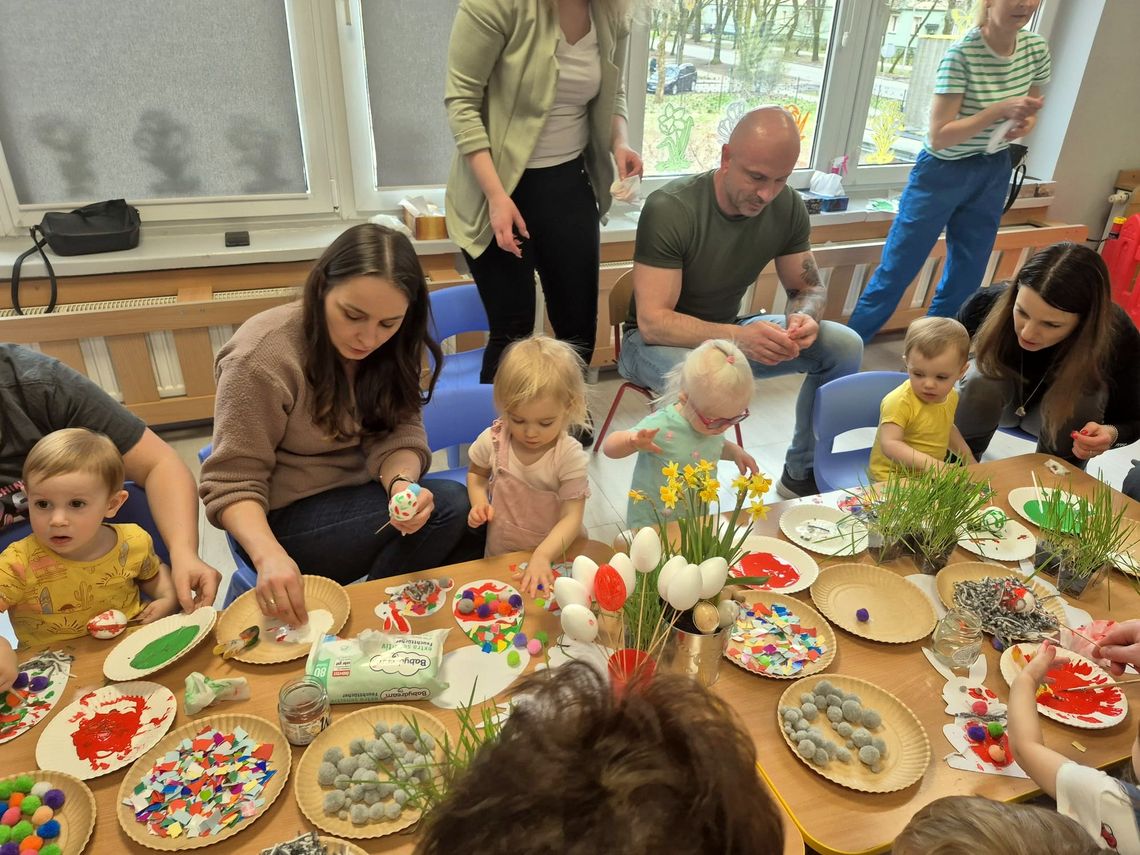 Roczne i dwuletnie dzieci wykonywały świąteczne ozdoby. Pomagali rodzice i rodzeństwo. ZDJĘCIA