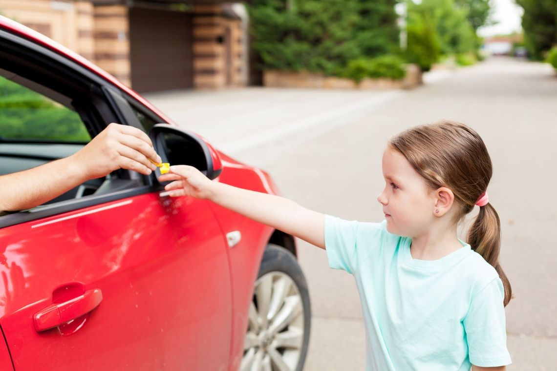 Mężczyzna w czerwonym samochodzie chciał schwytać dwie dziewczynki