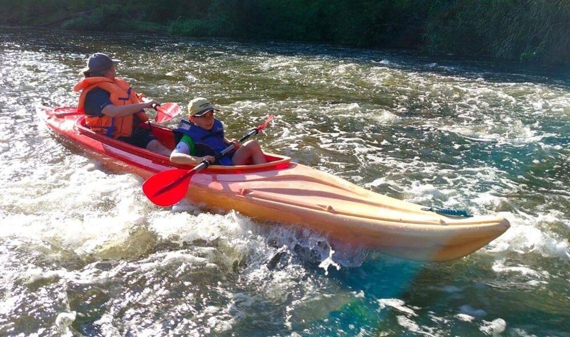 Rodzinny spływ kajakowy z Miejską Biblioteką Publiczną. ZDJĘCIA