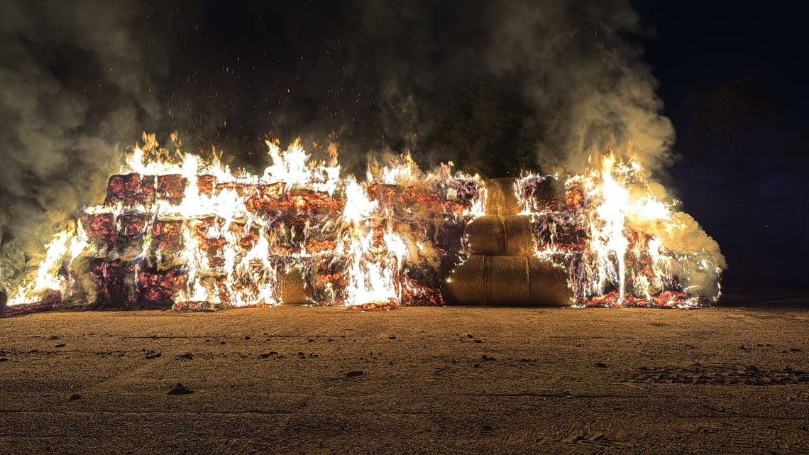 Rolnik przygotował na sprzedaż 100 bel słomy. Ktoś mu je podpalił