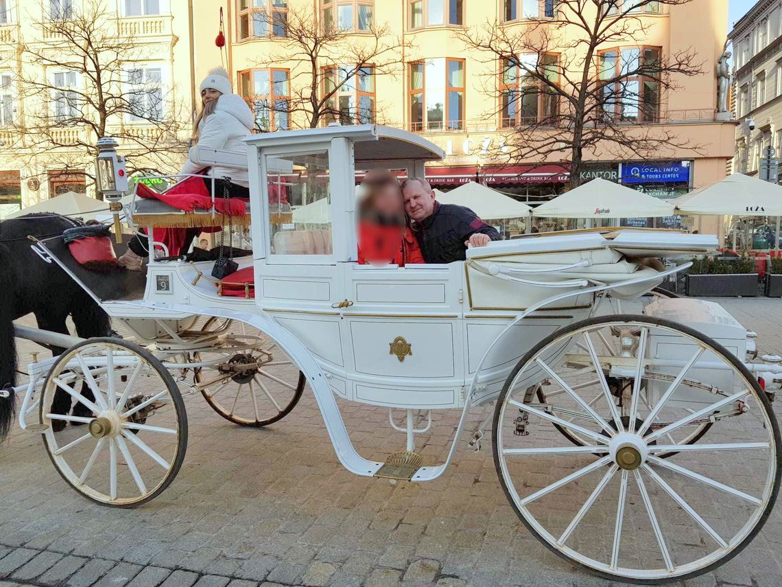 Romans z kuzynką kosztował go majątek. Teraz musi spłacać długi