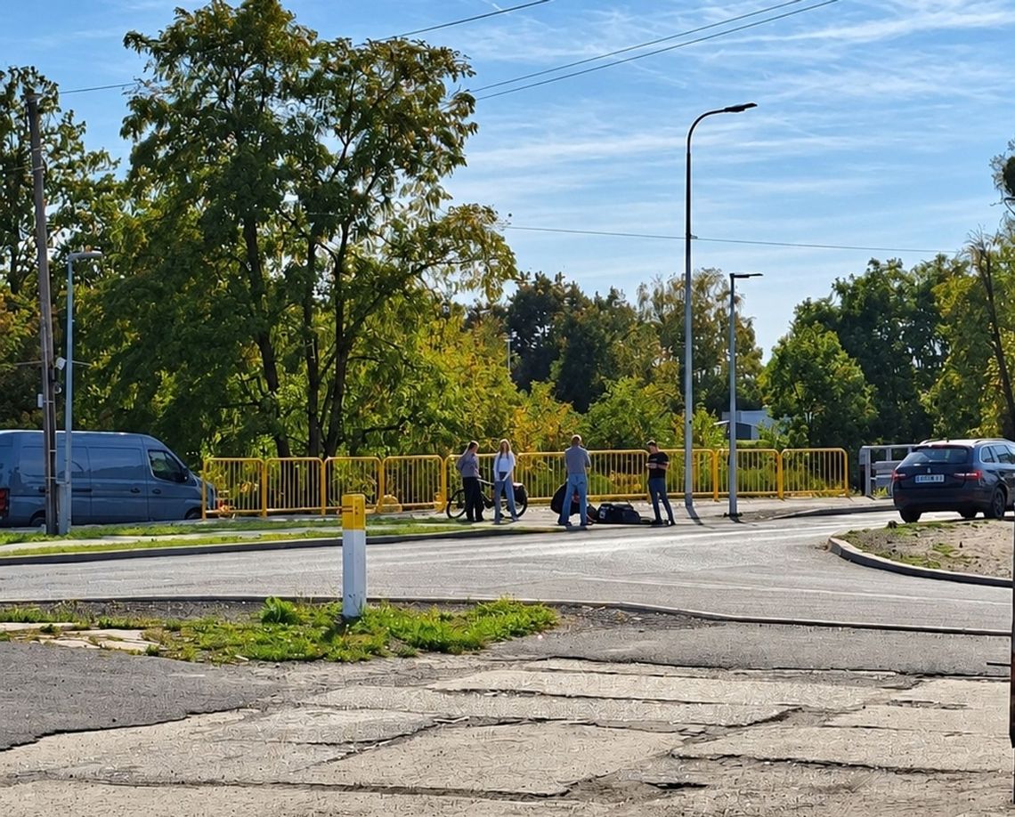 Rowerzysta potrącony na przejeździe w Blachowni. 59-latek trafił do szpitala