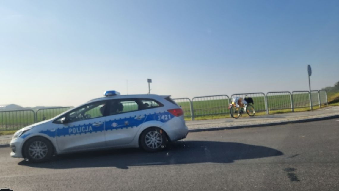 Rowerzysta wjechał na rondo i uderzył w ciężarówkę Rowerzysta wjechał na rondo i uderzył w ciężarówkę