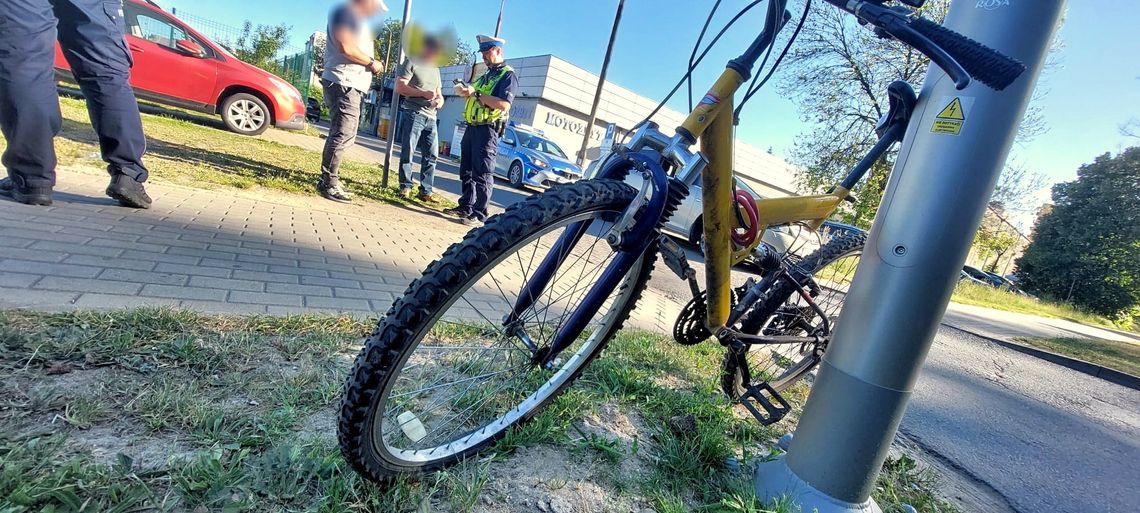 Rowerzysta wjechał w samochód osobowy. Trafił na policjanta