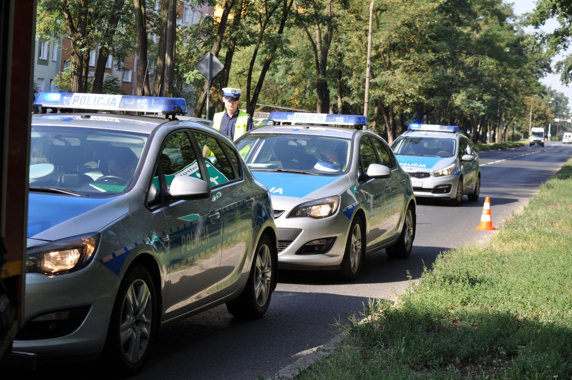 Rowerzystka wjechała w samochód. Dostała mandat i trafiła do szpitala Rowerzystka wjechała w samochód. Dostała mandat i trafiła do szpitala