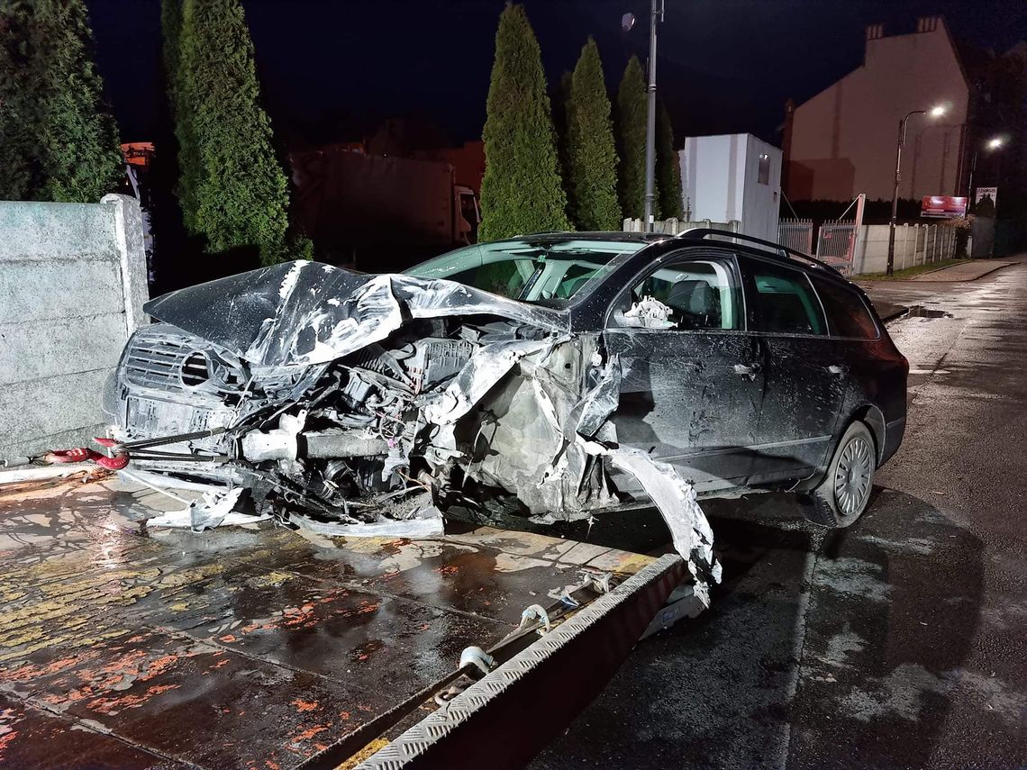 Rozpędzony passat uderzył w betonowe ogrodzenie na ulicy Grunwaldzkiej