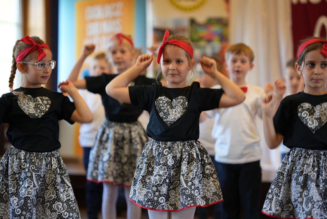 Roztańczone przedszkolaki dały popis na scenie. ZDJĘCIA